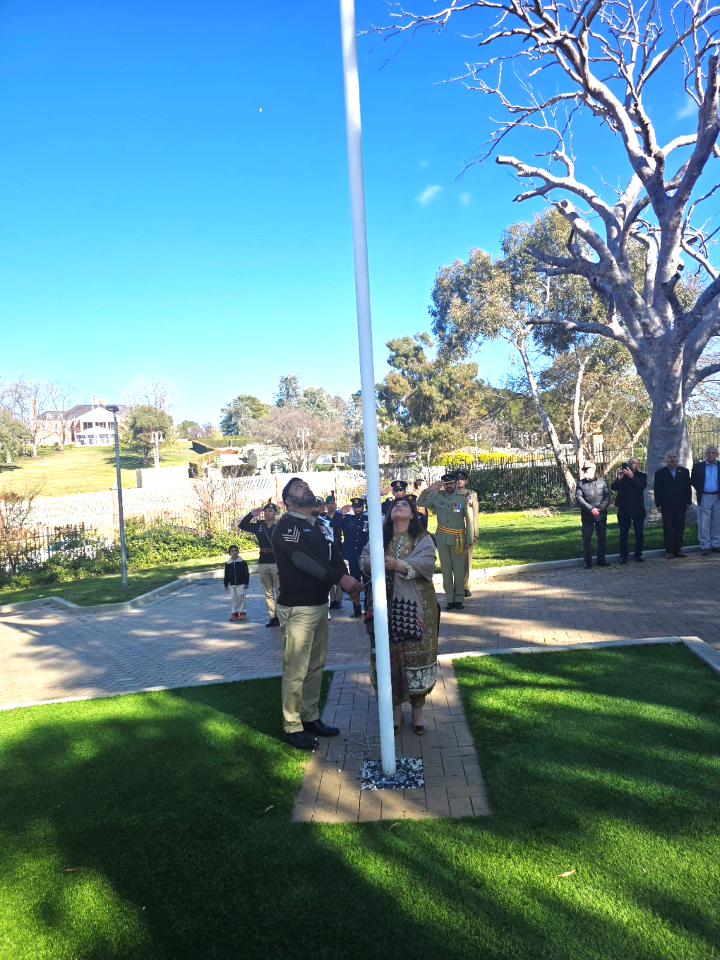 A group of people standing around a flag pole

AI-generated content may be incorrect.