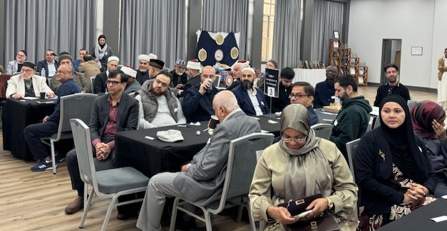 A group of people sitting in a room

AI-generated content may be incorrect.