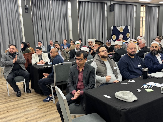 A group of people sitting in a room

AI-generated content may be incorrect.