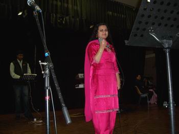 http://www.sadaewatansydney.com/Mehreen%20Javed%20singing.JPG