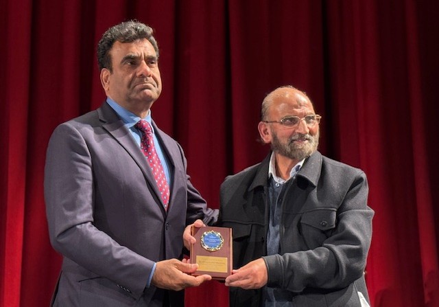 A person holding a trophy

AI-generated content may be incorrect.