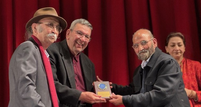 A group of men holding a plaque

AI-generated content may be incorrect.