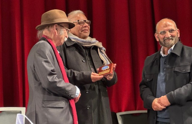 A group of men standing on a stage

AI-generated content may be incorrect.