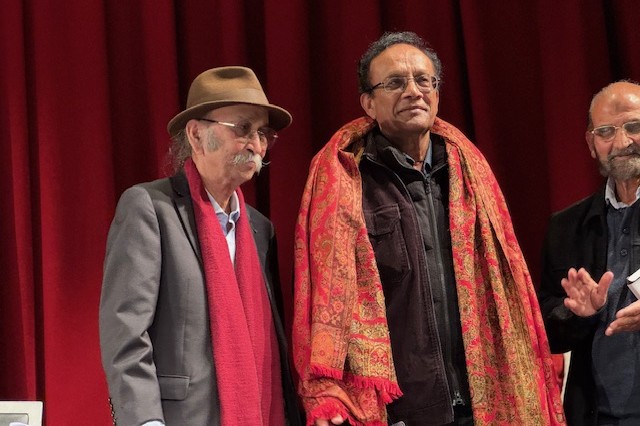 A couple of men wearing scarves

AI-generated content may be incorrect.