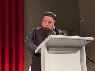 A person speaking into a microphone

AI-generated content may be incorrect.