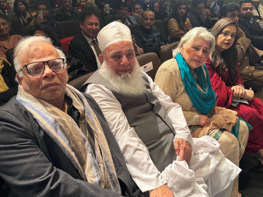 A group of people sitting in chairs

AI-generated content may be incorrect.