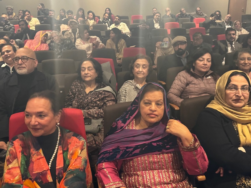 A group of people sitting in chairs

AI-generated content may be incorrect.