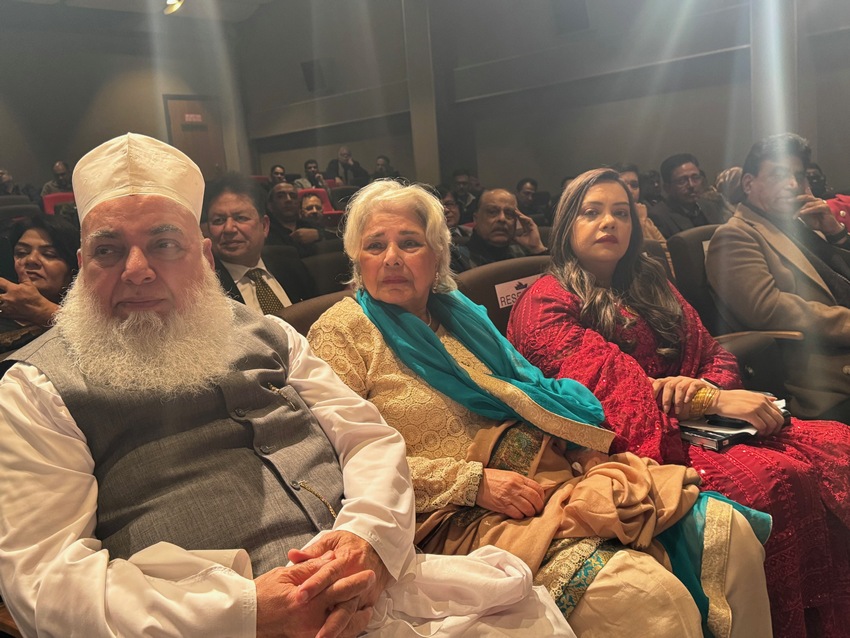 A group of people sitting in chairs

AI-generated content may be incorrect.