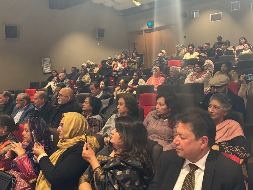 A group of people sitting in a theater

AI-generated content may be incorrect.