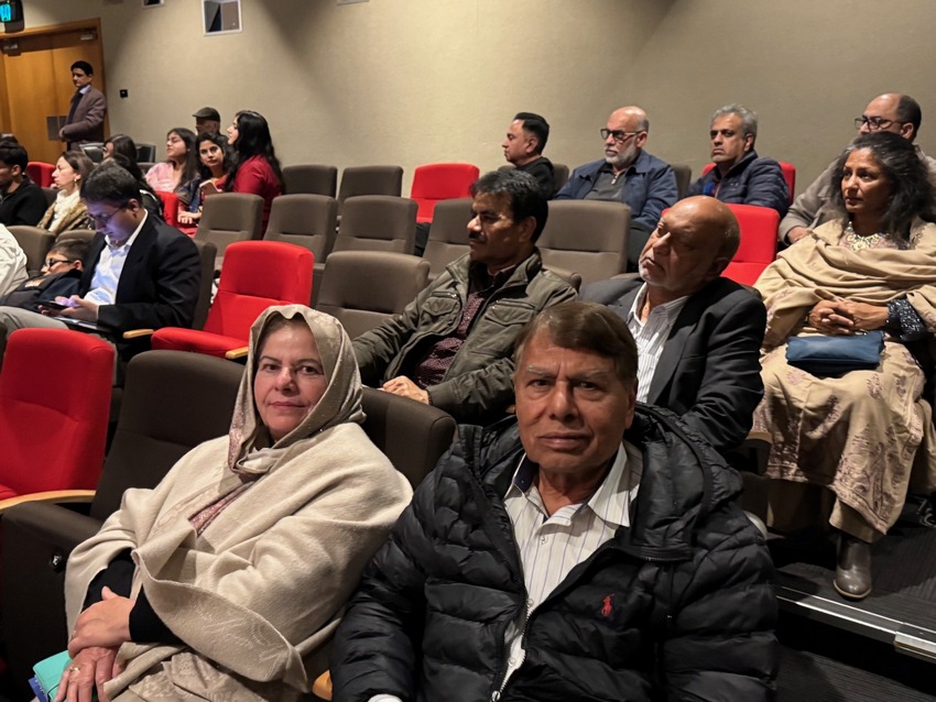 A group of people sitting in chairs

AI-generated content may be incorrect.