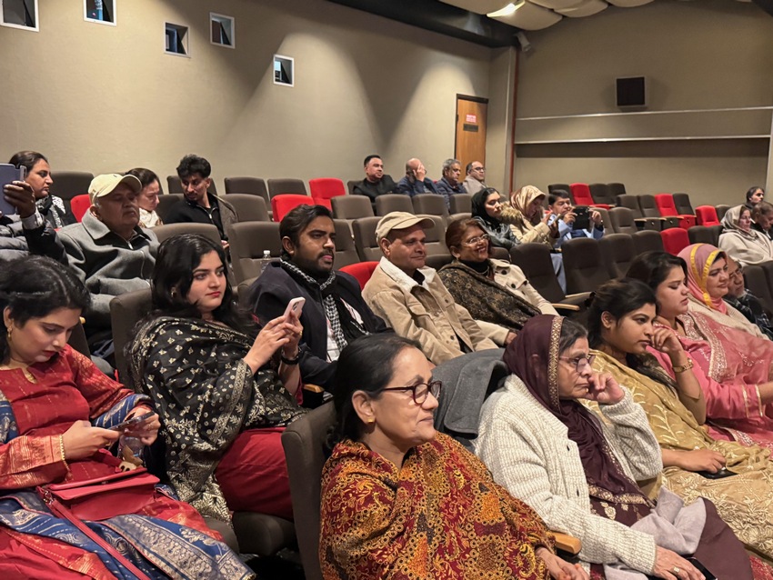 A group of people sitting in a theater

AI-generated content may be incorrect.