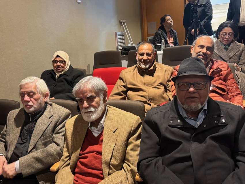 A group of people sitting in chairs

AI-generated content may be incorrect.