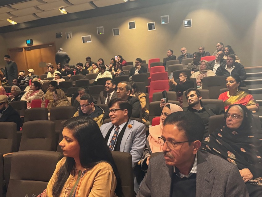 A group of people sitting in a auditorium

AI-generated content may be incorrect.