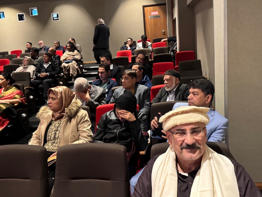 A group of people sitting in chairs

AI-generated content may be incorrect.