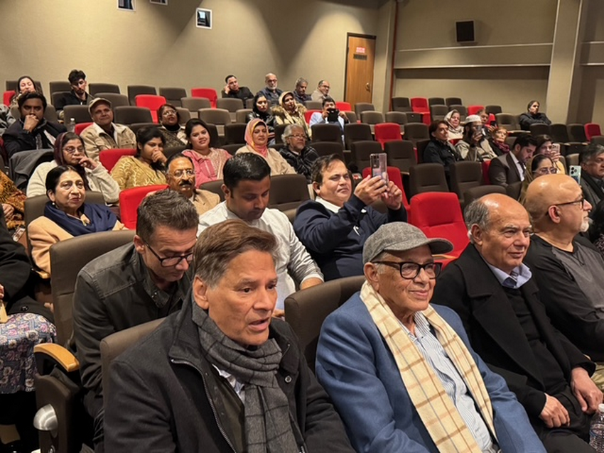 A group of people sitting in a theater

AI-generated content may be incorrect.