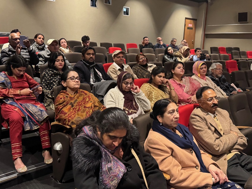 A group of people sitting in a auditorium

AI-generated content may be incorrect.