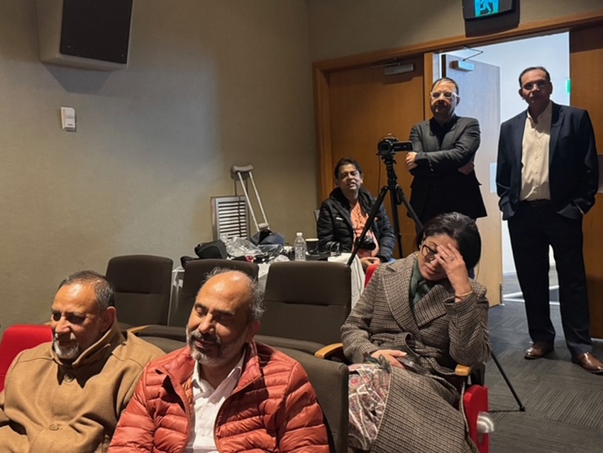 A group of people sitting in chairs

AI-generated content may be incorrect.