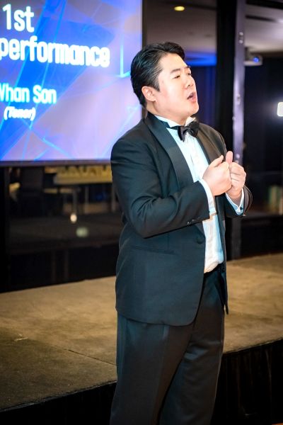 A person in a tuxedo and bow tie

AI-generated content may be incorrect.