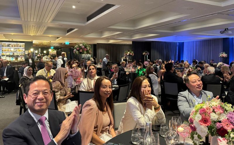 A group of people sitting at tables

AI-generated content may be incorrect.