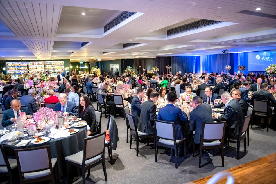 A large group of people sitting at tables

AI-generated content may be incorrect.