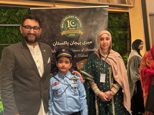 A group of people posing for a photo

AI-generated content may be incorrect.