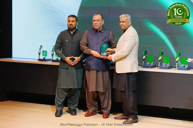 A group of men standing on a stage

AI-generated content may be incorrect.