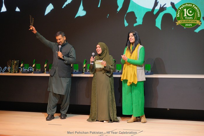 A group of people on stage

AI-generated content may be incorrect.