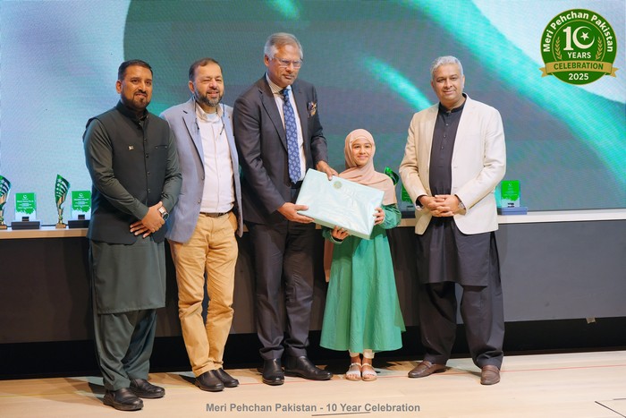 A group of people standing together

AI-generated content may be incorrect.