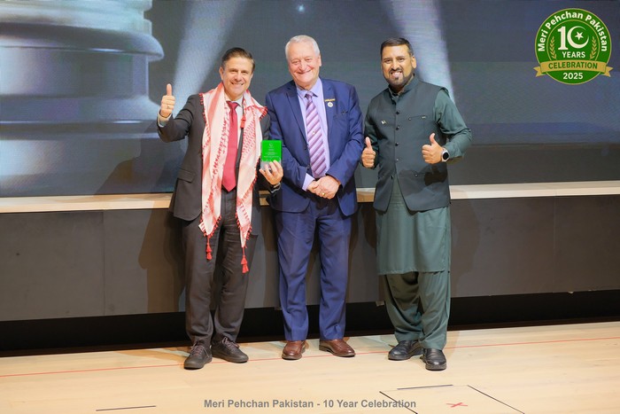 A group of men standing on a stage

AI-generated content may be incorrect.