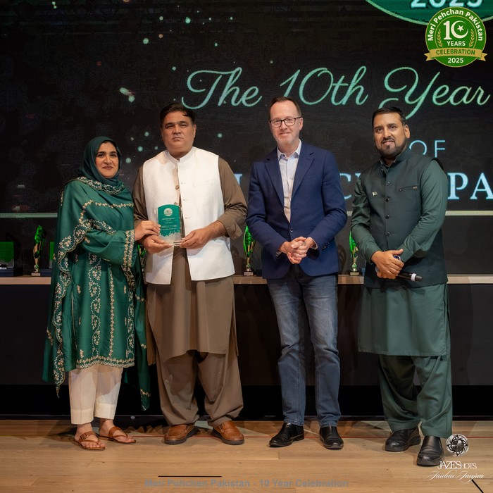 A group of people standing on a stage

AI-generated content may be incorrect.