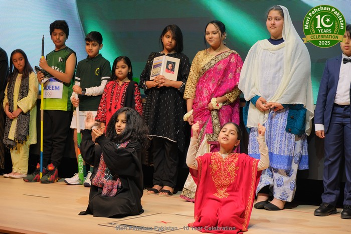 A group of children on a stage

AI-generated content may be incorrect.