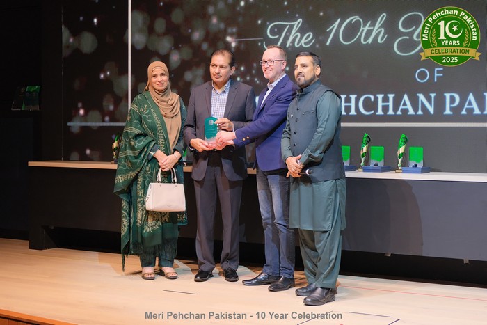 A group of people standing on a stage

AI-generated content may be incorrect.