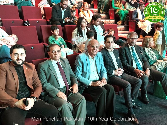 A group of people sitting in a row

AI-generated content may be incorrect.