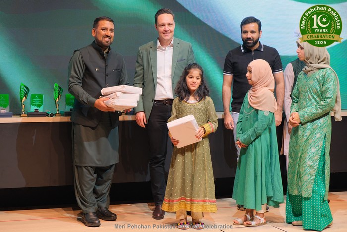 A group of people standing together

AI-generated content may be incorrect.