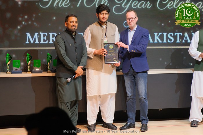 A group of men standing on a stage

AI-generated content may be incorrect.