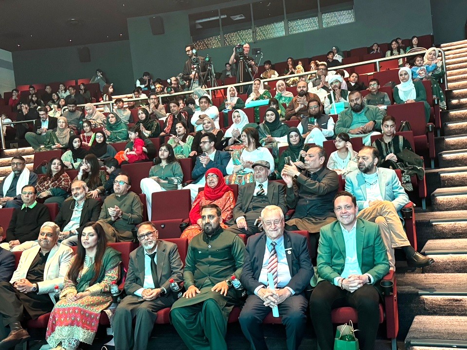 A group of people sitting in a theater

AI-generated content may be incorrect.