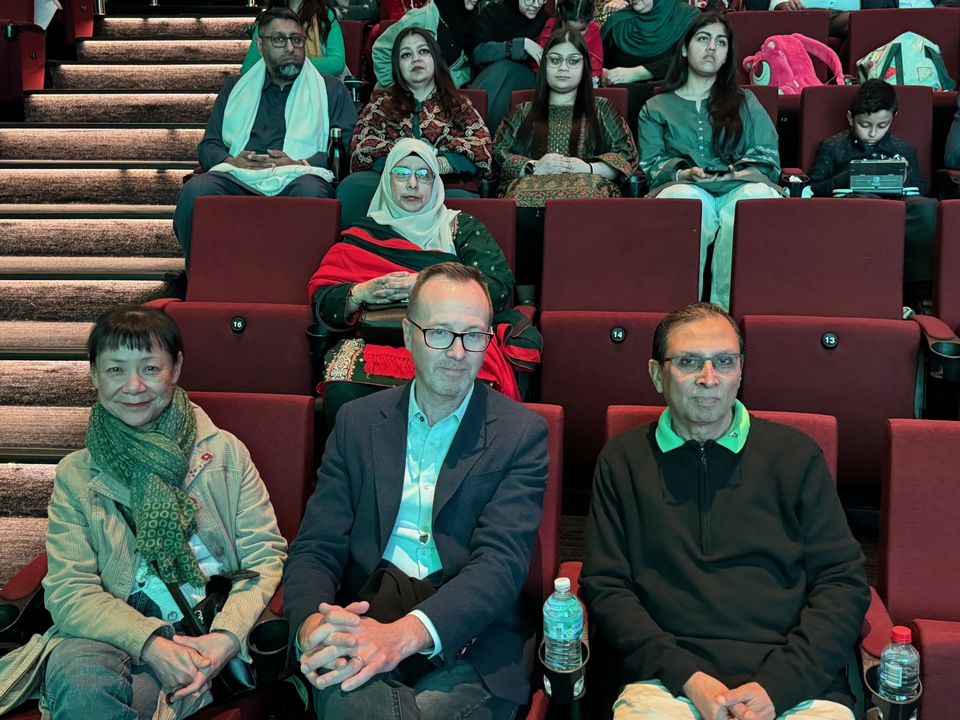 A group of people sitting in a theater

AI-generated content may be incorrect.