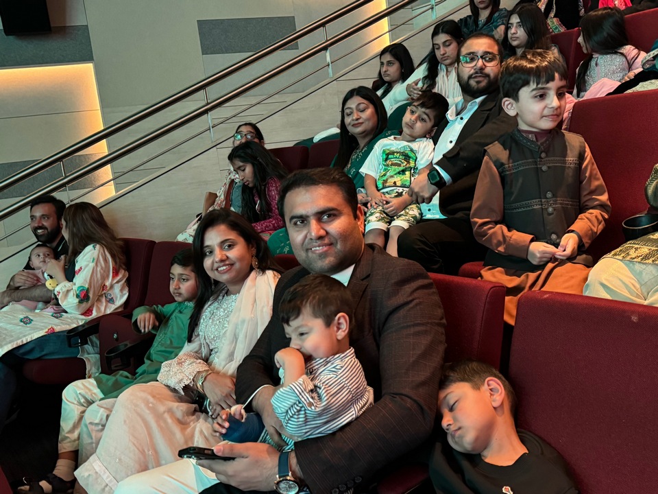 A group of people sitting on stairs

AI-generated content may be incorrect.