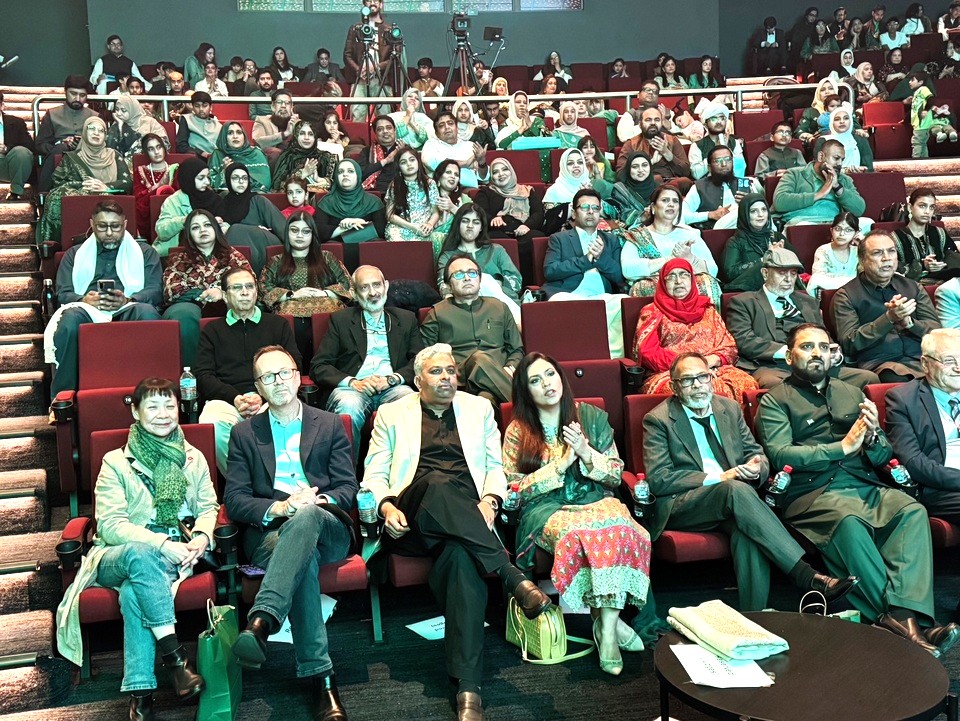 A group of people sitting in a theater

AI-generated content may be incorrect.