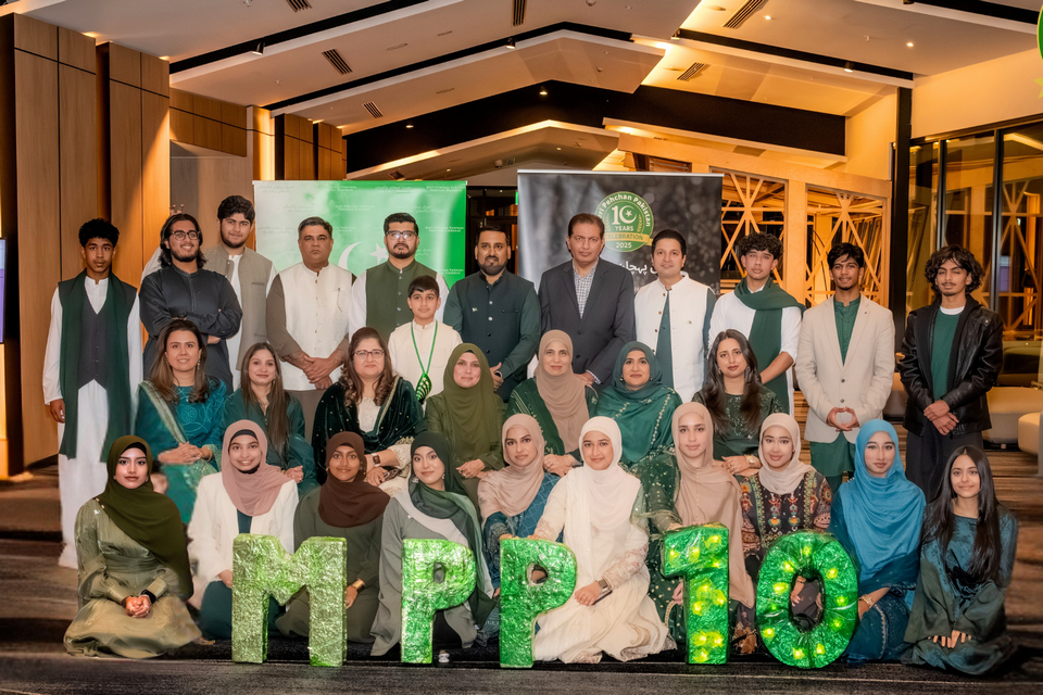 A group of people posing for a photo

AI-generated content may be incorrect.