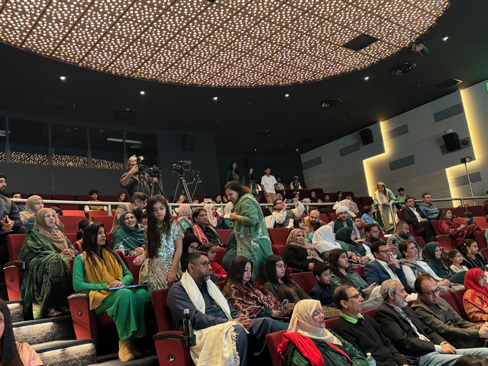 A group of people in a theater

AI-generated content may be incorrect.