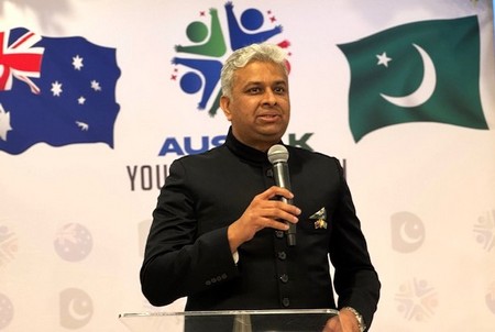 A person speaking into a microphone

AI-generated content may be incorrect.