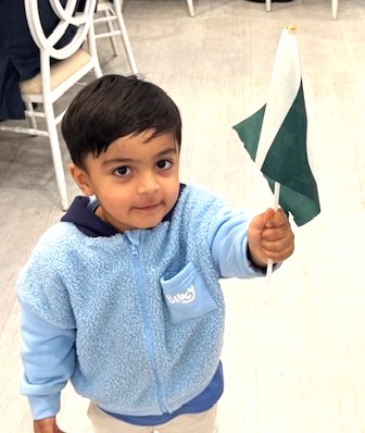 A child holding a flag

AI-generated content may be incorrect.
