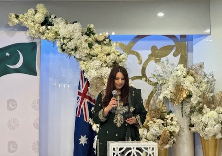 A person standing on a stage

AI-generated content may be incorrect.