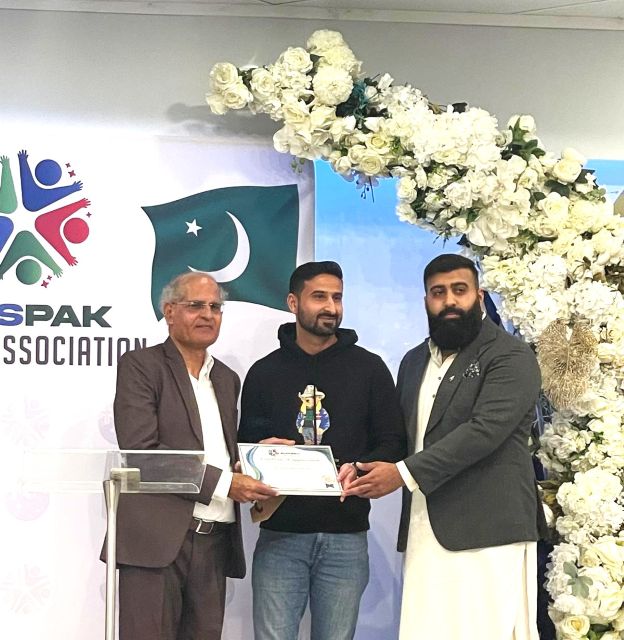 A group of men standing on a stage

AI-generated content may be incorrect.