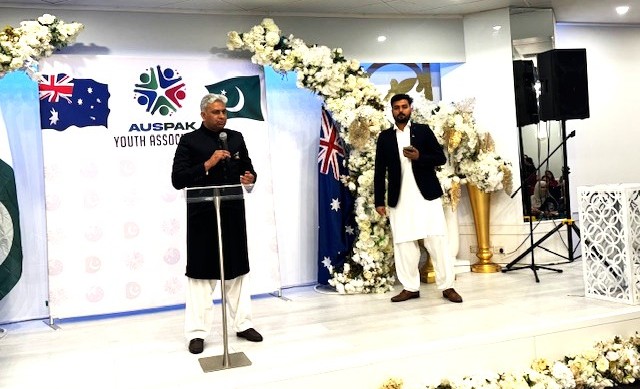 A person standing on a stage with a microphone

AI-generated content may be incorrect.