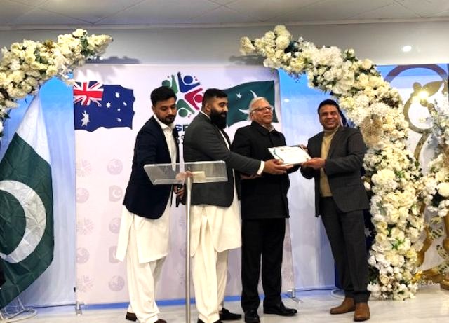 A group of men on a stage

AI-generated content may be incorrect.