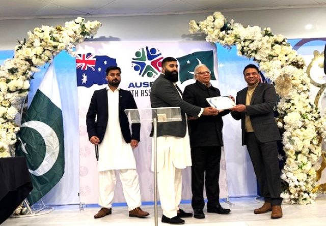 A group of men on a stage

AI-generated content may be incorrect.