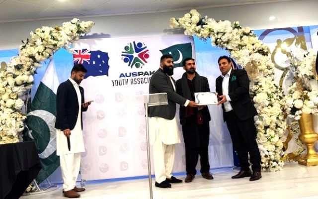 A group of men standing on a stage

AI-generated content may be incorrect.