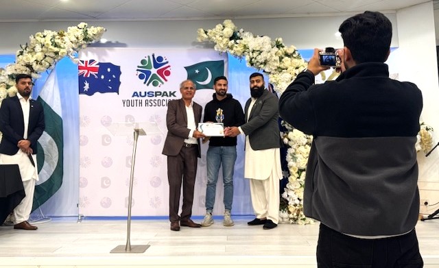 A person taking a picture of a group of men

AI-generated content may be incorrect.